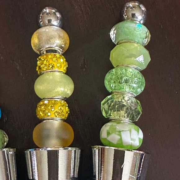 Set of 4 New Wine Stoppers - Picture 2 of 3